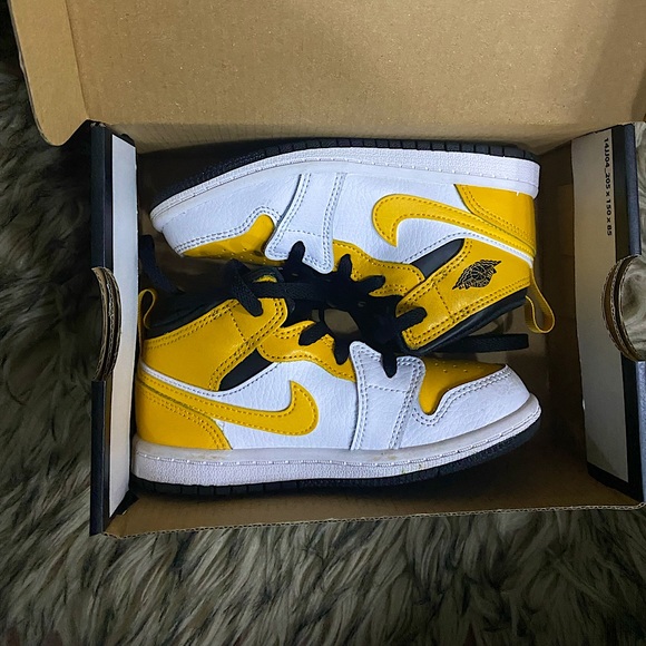 Kids Nikes 9C - Picture 2 of 4